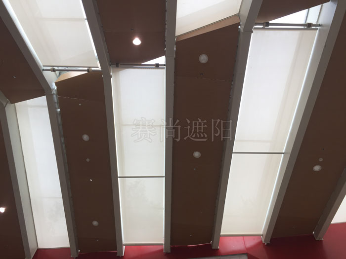 濟(jì)南文博購物廣場采光頂電動遮陽窗簾效果實(shí)景圖片